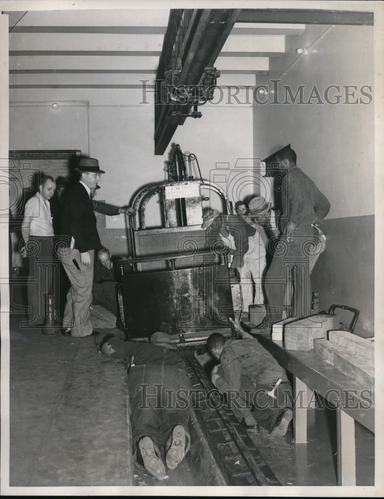 1940 Wash DC workmen &amp; Senate subway train repairs - Historic Images