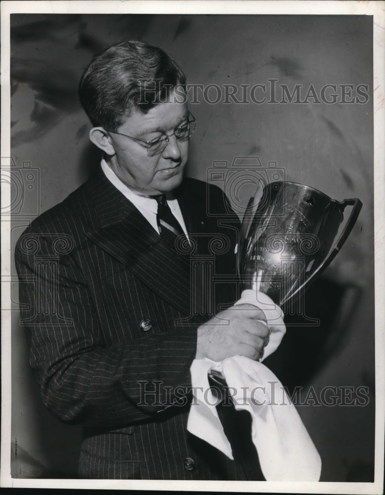 1952 Press Photo William E McKinney &amp; a trophy - Historic Images