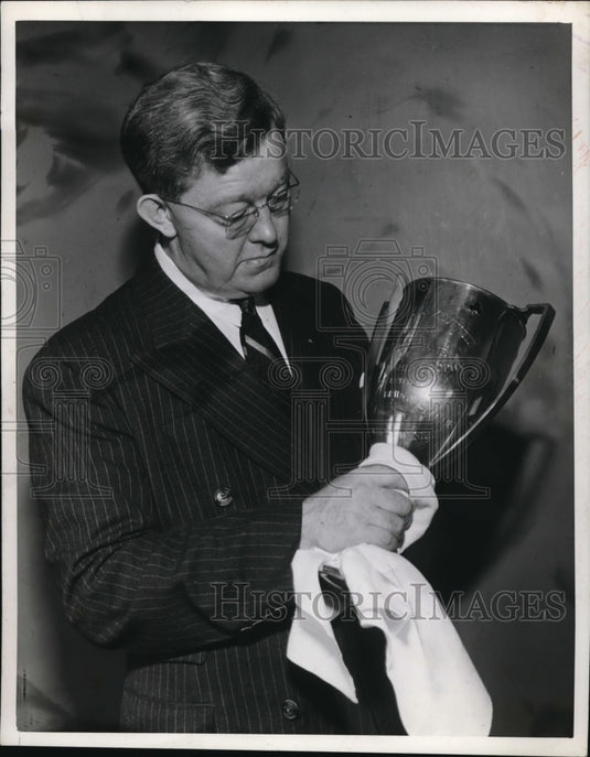 1952 Press Photo William E McKinney & a trophy - Historic Images