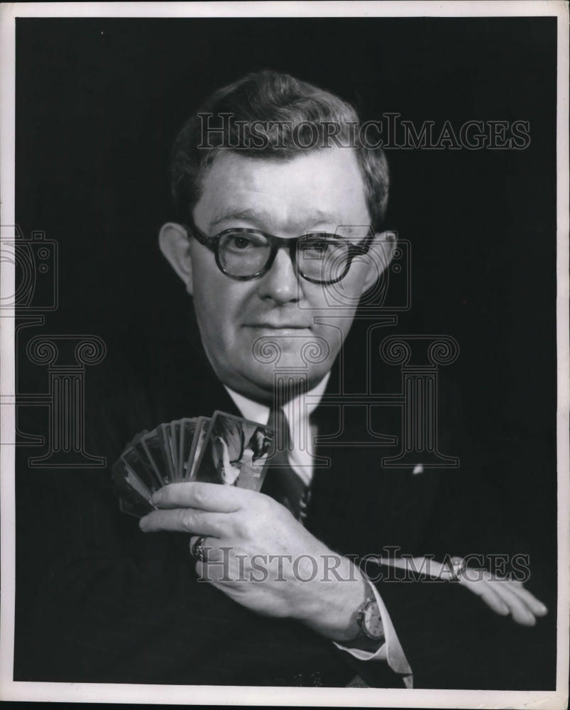 1952 Press Photo William McKinney &amp; a handful of playing cards - Historic Images