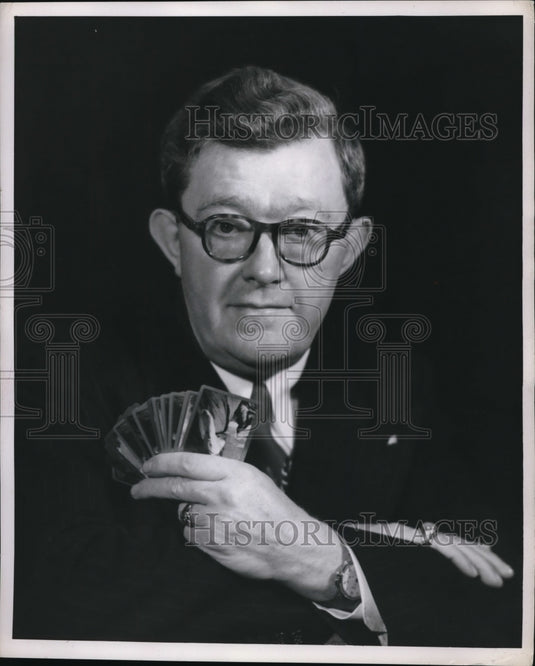 1952 Press Photo William McKinney & a handful of playing cards - Historic Images