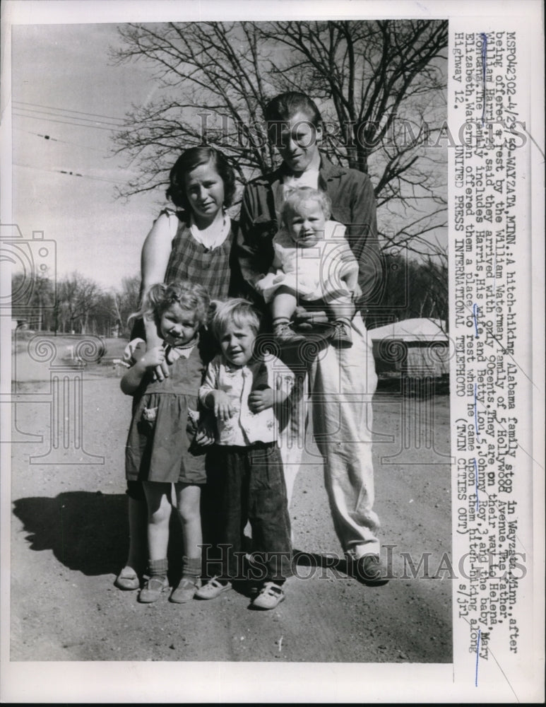 1959 Press Photo William Harris and his family hitch-hiking from AL to MT. - Historic Images