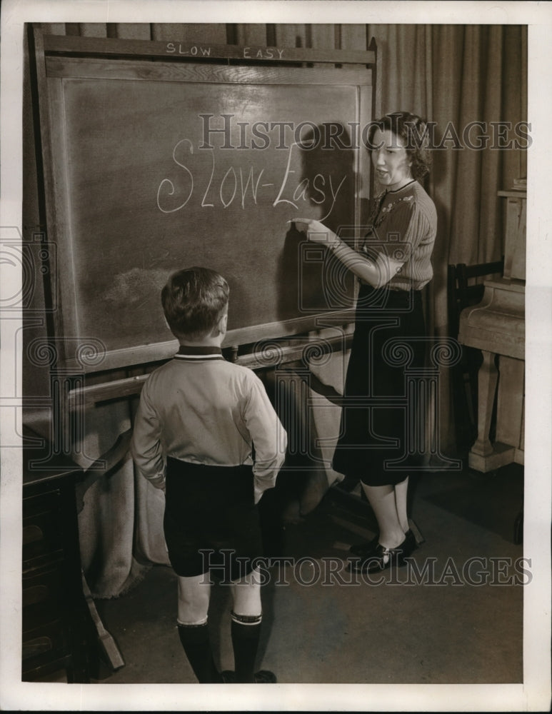 1939 Press Photo Hospital tech works with boy with a stutter in NYC - Historic Images