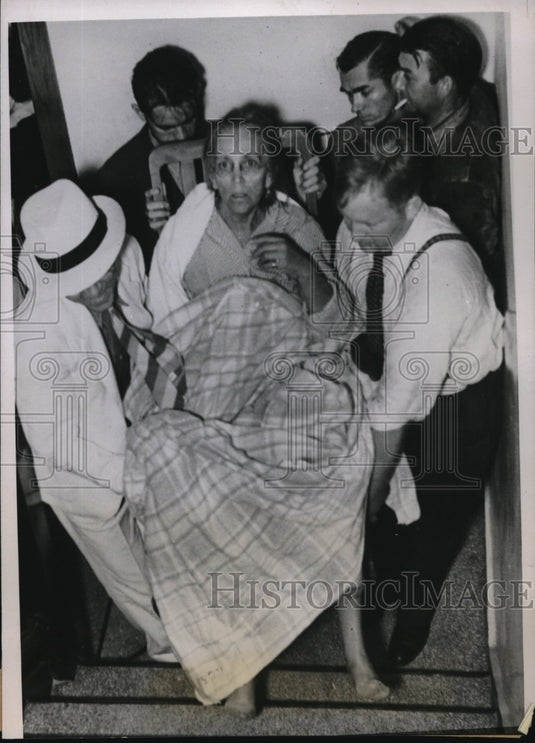 1938 Press Photo Patients carried to safety when fire broke at St. Joseph's Inf. - Historic Images