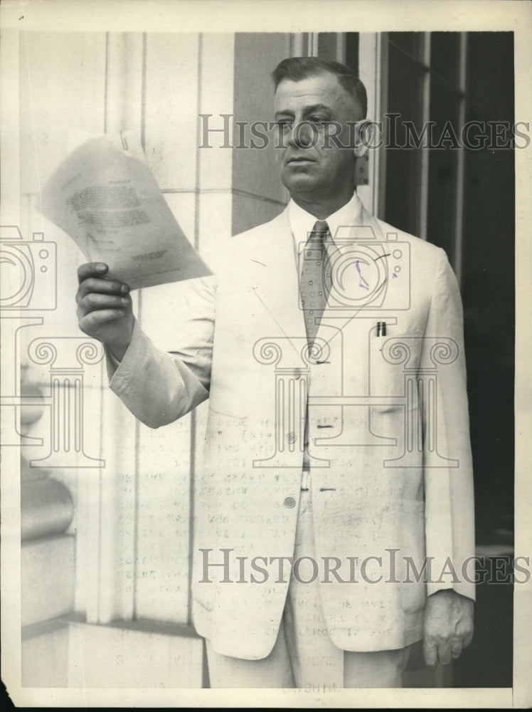 1930 Press Photo J. McClintic reading letter from asst. sec. of Navy Jahncke - Historic Images