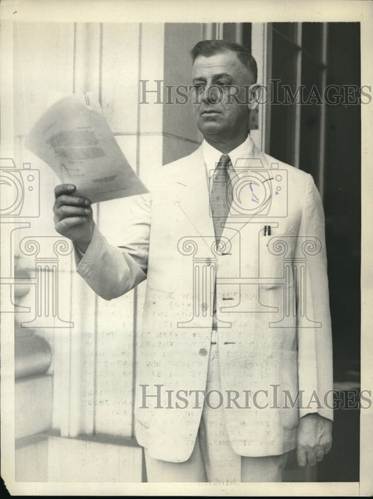1930 Press Photo J. McClintic reading letter from asst. sec. of Navy Jahncke - Historic Images