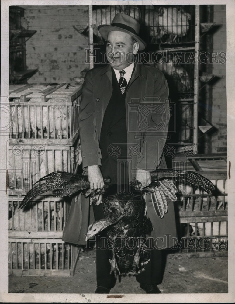 1948 Press Photo Frank Hodge, accused of bombing tries to rob a turkey - Historic Images