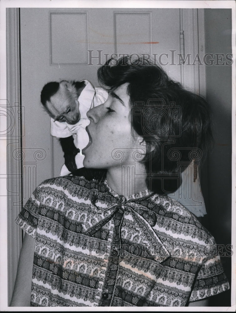 1962 Press Photo Margie the capuchin plays dentist with owner Betty Hoffer - Historic Images