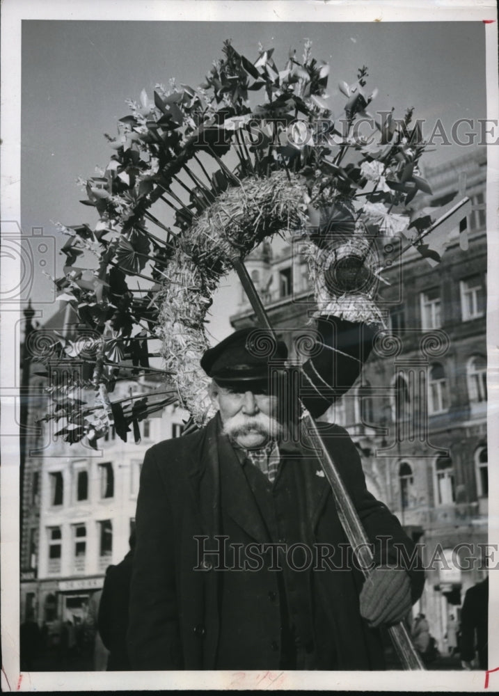 1948 Press Photo A souvenir vendor with his pinwheels shortly before Easter - Historic Images