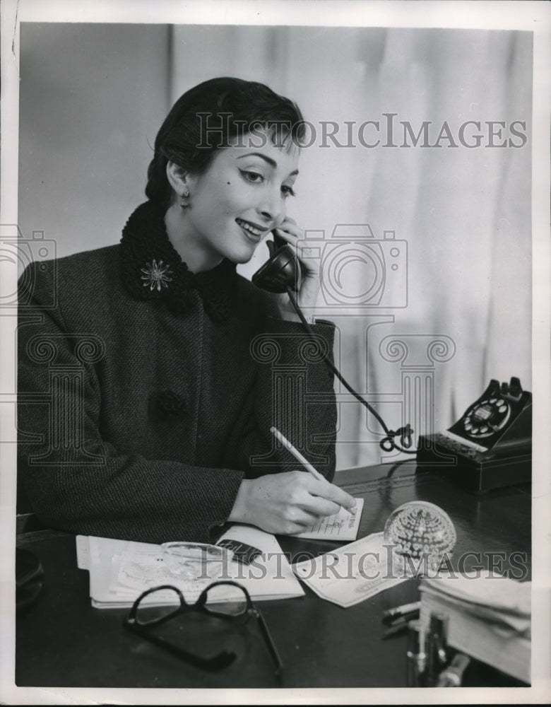 1950 Press Photo Woman using a telephone - Historic Images