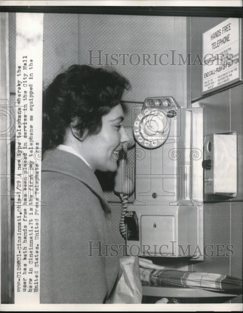 1958 Press Photo New type telephone with both hands free at Cincinnati City Hall - Historic Images