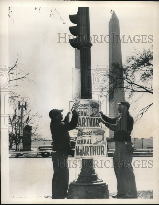 1951 Workmen post Welcome MacArthur sings along route in Washington - Historic Images