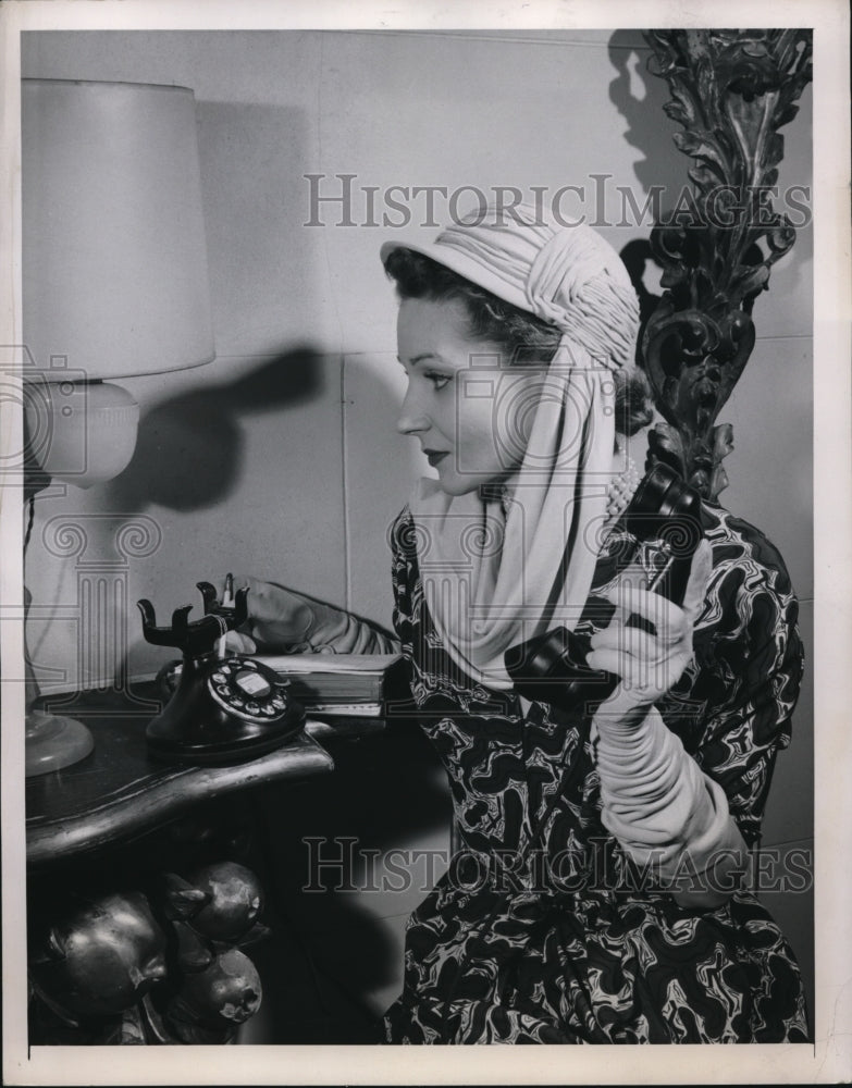 1949 Press Photo Woman using a telephone - Historic Images