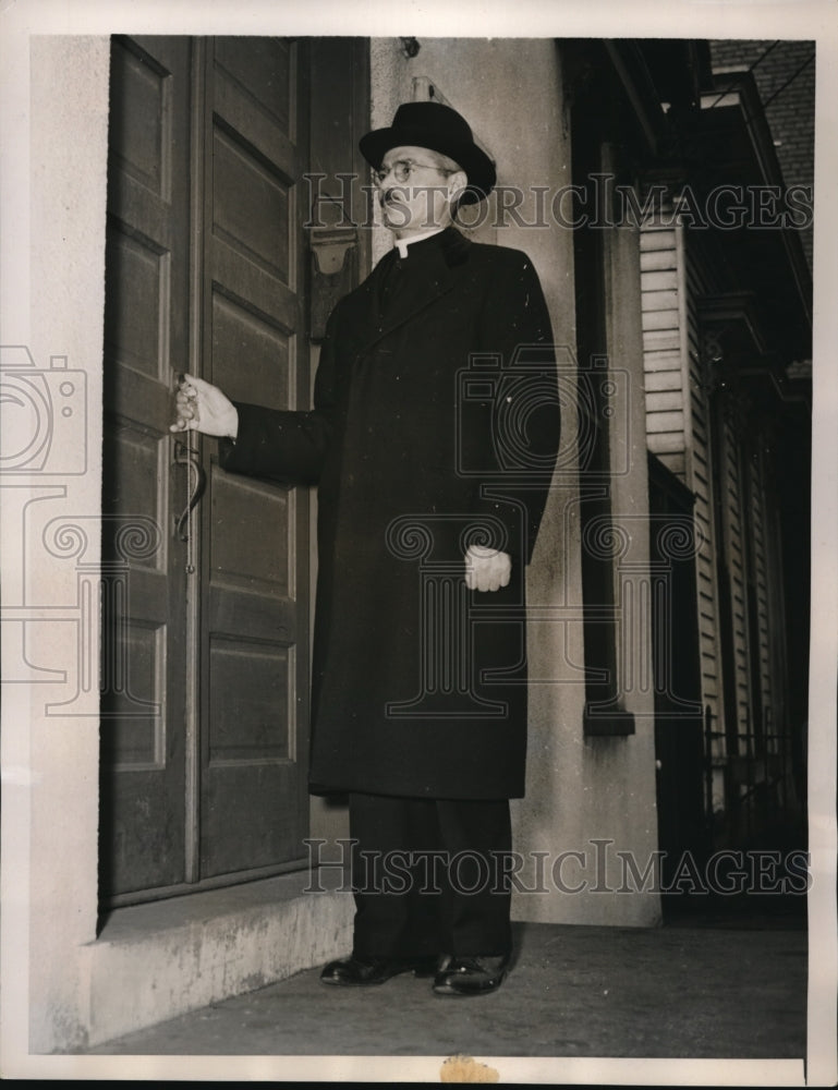 1940 Press Photo Father Damiao Zakikas locked out of his church for second week - Historic Images