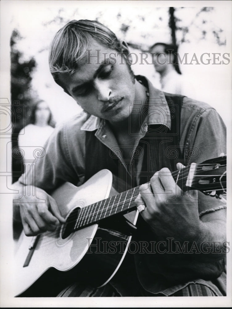 1969 Press Photo Marty Zgodinski of Euclid strummin&#39; &amp; hummin&#39; &amp; waitin&#39; - Historic Images