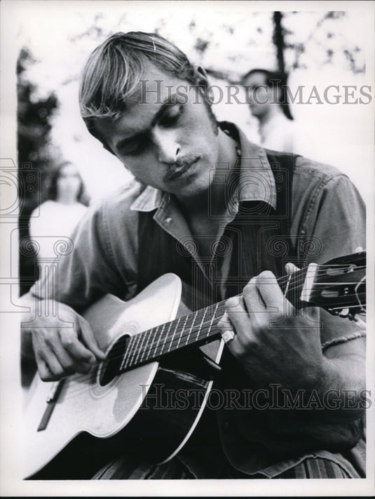 1969 Press Photo Marty Zgodinski of Euclid strummin' & hummin' & waitin' - Historic Images