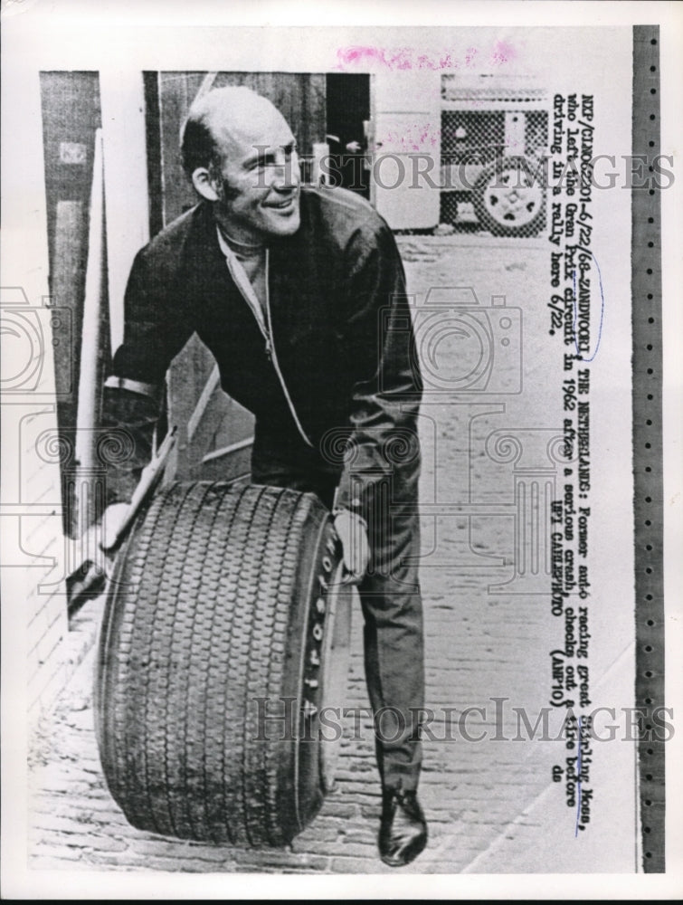 1968 Press Photo The former racer Stirling Moss checking his car tire - Historic Images