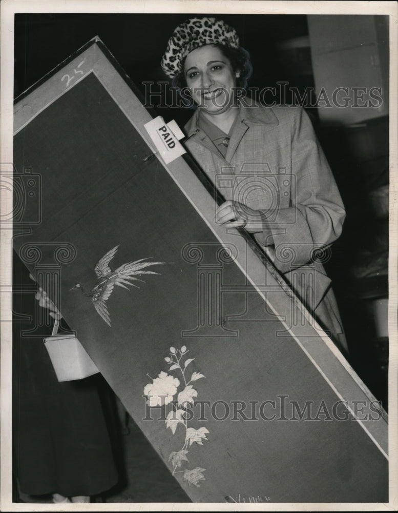 1949 Press Photo Mrs. Frieda Glover shows the mat with art she just purchased. - Historic Images