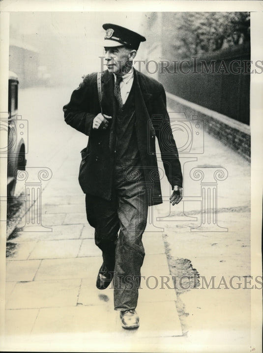 1934 Press Photo Ernest Gillian is pictures on his round as a gasfitter - Historic Images