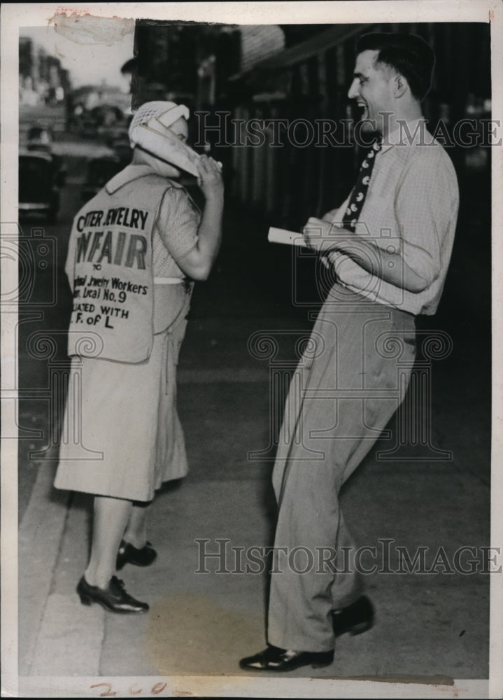 1939 Press Photo Jeweler R. Carter will not join the picket for liking it well - Historic Images