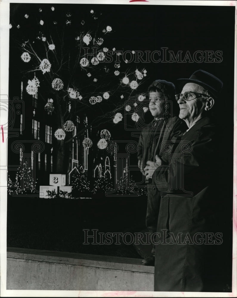 Press Photo Dominic Petti andWayne Bernot at Nela Park LIght display - Historic Images