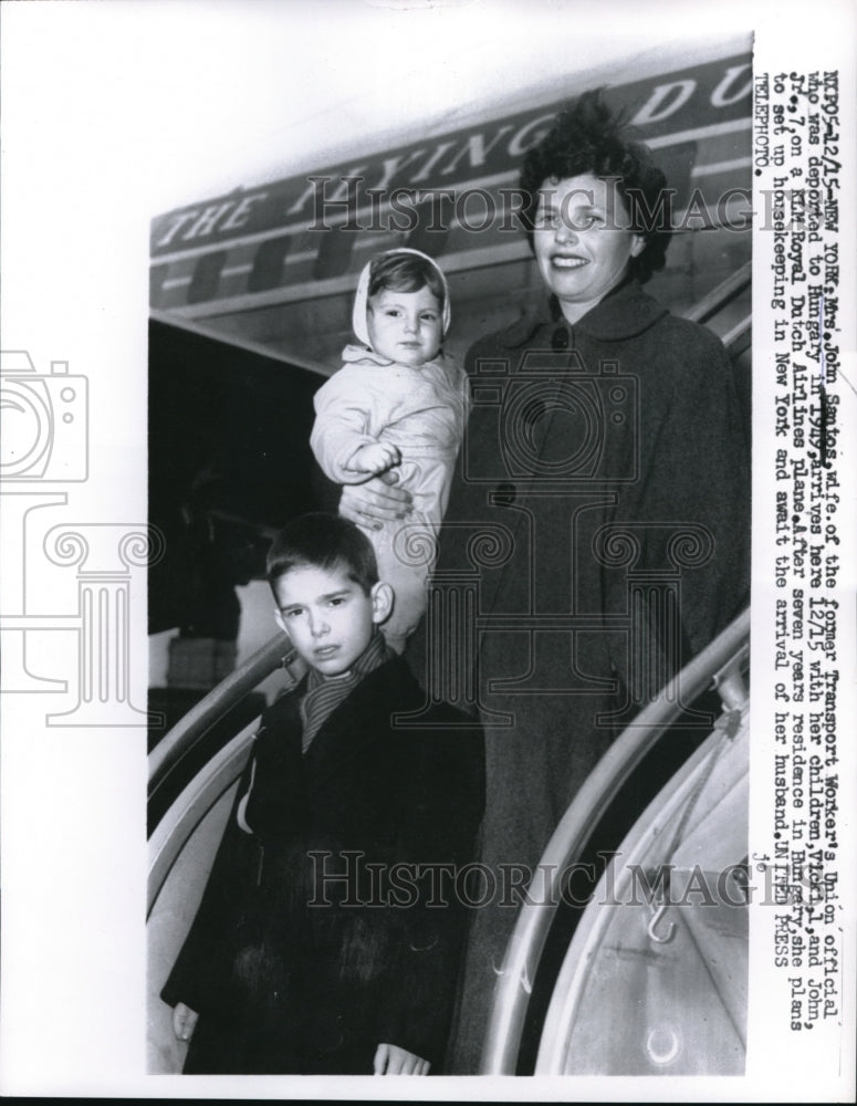 1956 Press Photo Mrs John Smith and children Vicki and John Jr - Historic Images