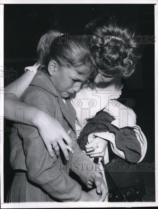 1961 Press Photo Chicago Linda Josway comforted by Mrs Frank Belich - Historic Images
