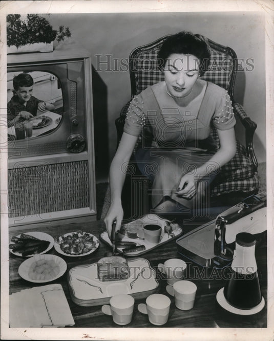 1953 Press Photo Paper cups & plates used for meal to elimanate dishes-Historic Images