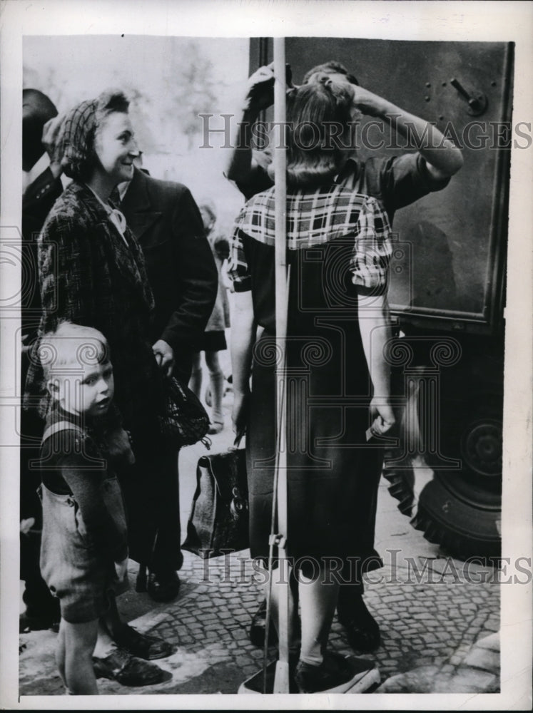 1945 Press Photo GermanyCitizens weighed &amp; measured to help govt with feeding - Historic Images