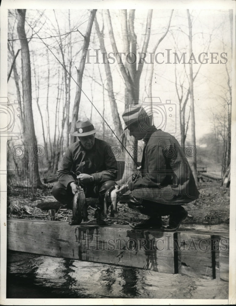 1934 Press Photo Typical fishermen with trout caught in NJ &amp; NY - Historic Images