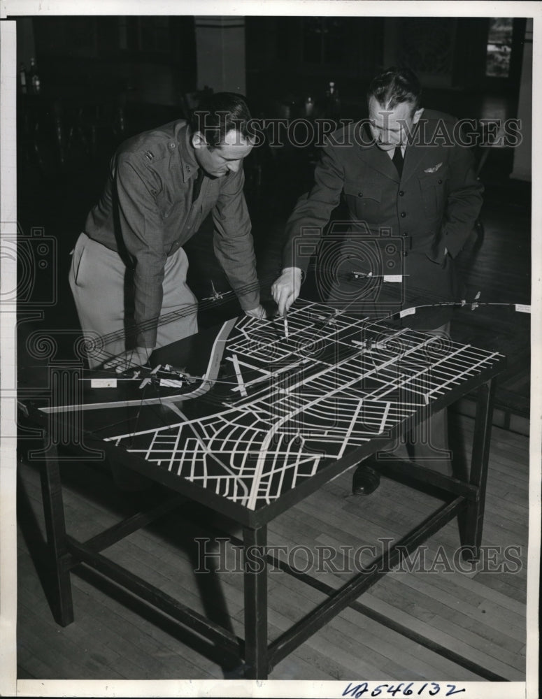 1940 Press Photo Glendale Calif Capt HC Claiborne, Capt KP McNaughton - Historic Images