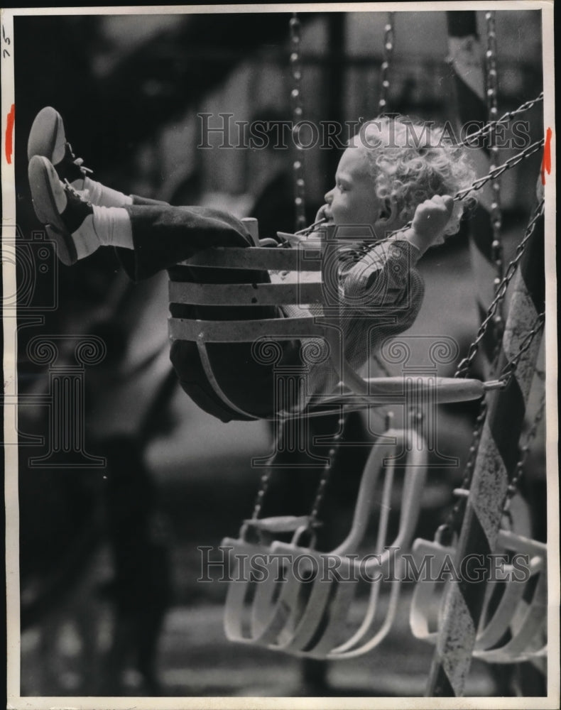 1971 Press Photo Omaha Neb, a little boy on a swing set ride - Historic Images