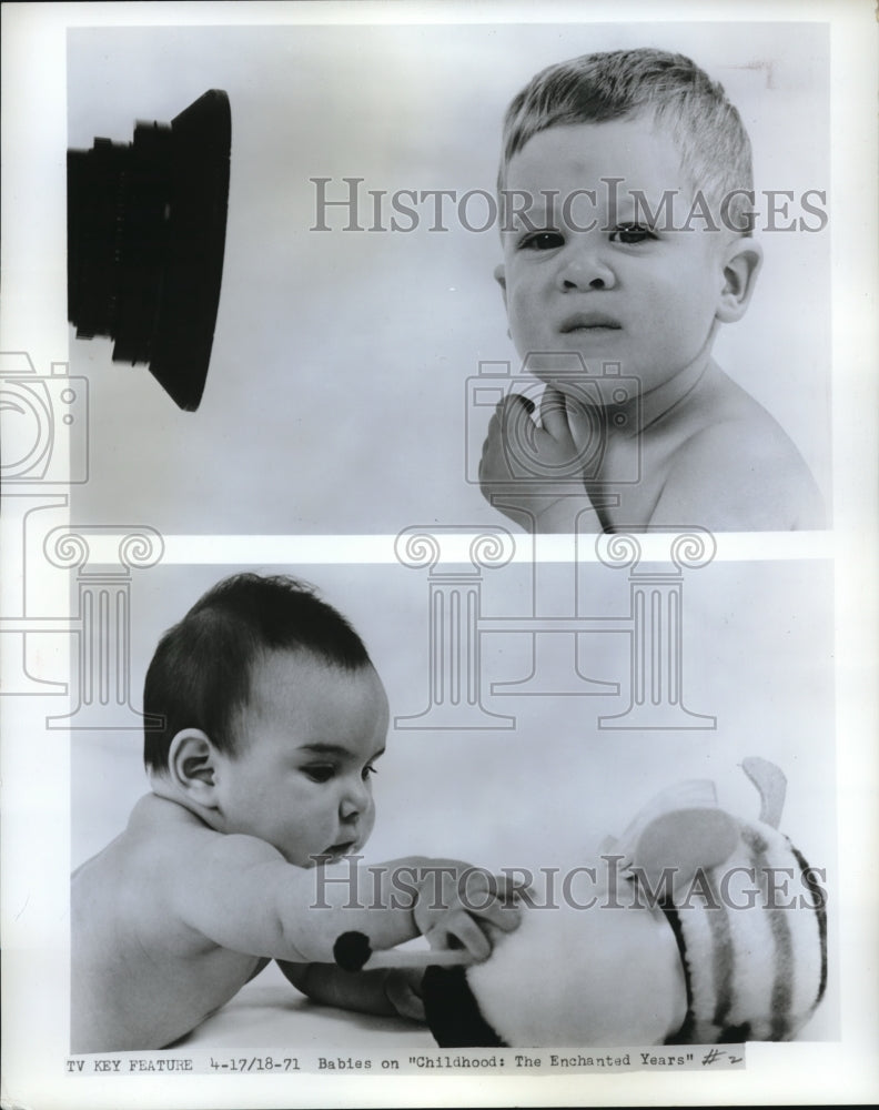 1971 Press Photo Babies at play with different toys - Historic Images