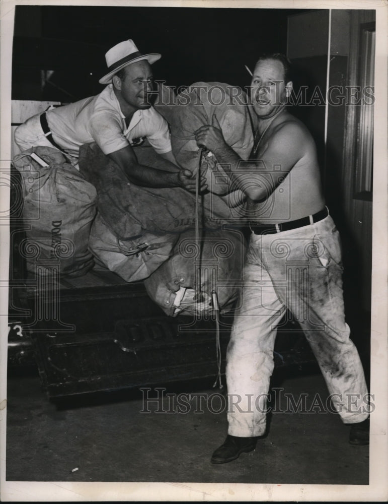 Press Photo Unloding the Indian mails are brothers Harold and Marshal Bossard - Historic Images