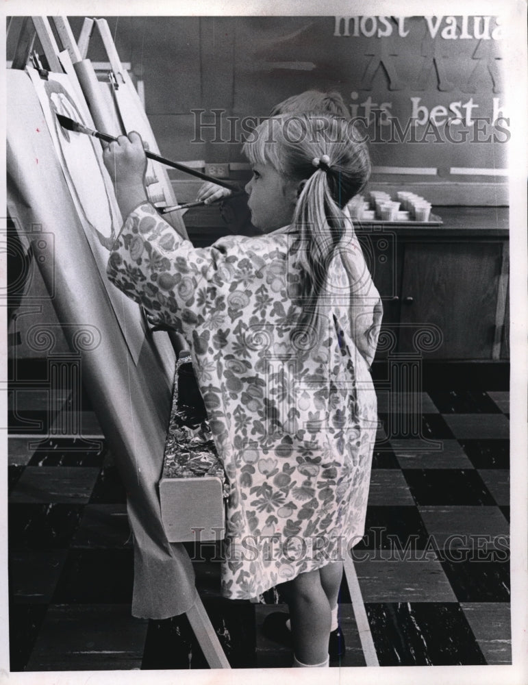 Press Photo The Pretty painter in the making is little Shery Bohnig - Historic Images