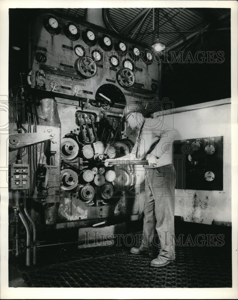 1962 Press Photo Workman at Allegheny Ludlum Steel Corp at a furnace - Historic Images