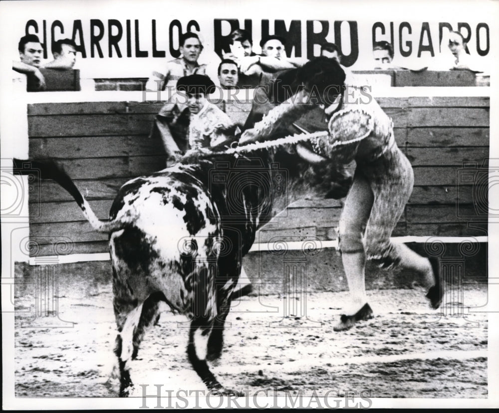 1968 Press Photo Matador Jose Maguilla thrusts his sword into the bull. - Historic Images