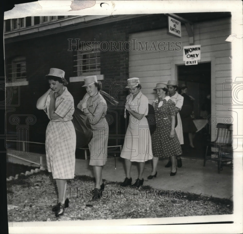 1946 Press Photo WAAC girls file thru Clothing Warehouse. - ned00330 - Historic Images