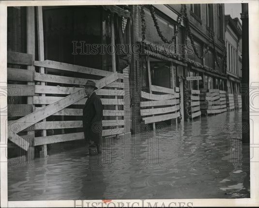 1943 Press Photo Marietta Ohio with man in floods of the Ohio River - Historic Images