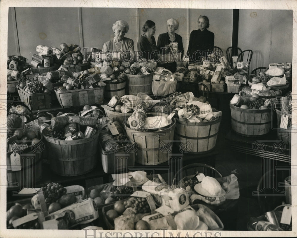 1949 Press Photo Goodwill Industries presents Thanksgiving baskets for relief - Historic Images