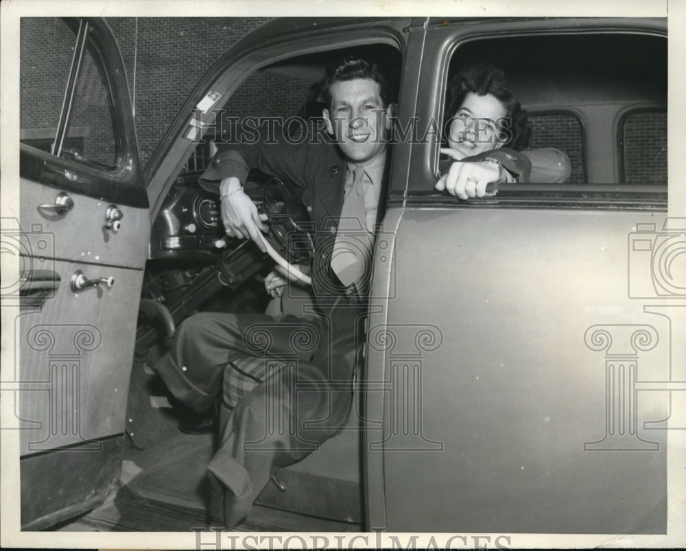 1946 Press Photo Pfc. Kistel, who lost both legs, was able to drive a car. - Historic Images