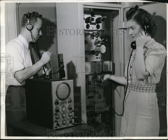 1942 Press Photo Testing transmission lines to carry voices at General Electric - Historic Images