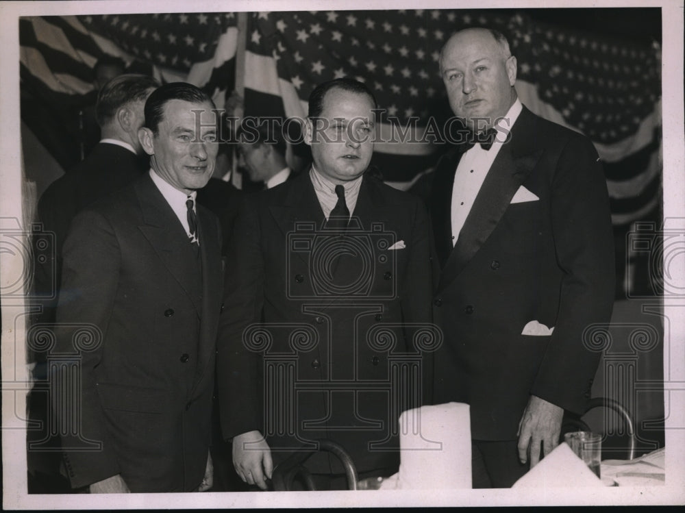 1937 Press Photo One of the attendees at the memorial Beefsteak Dinner is Walker - Historic Images