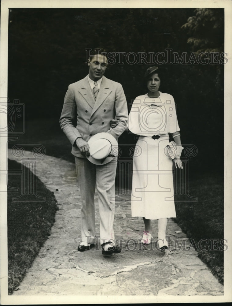 1934 Press Photo Mr. and Mrs. R.A. Langel on their honeymoon in The Homestead - Historic Images