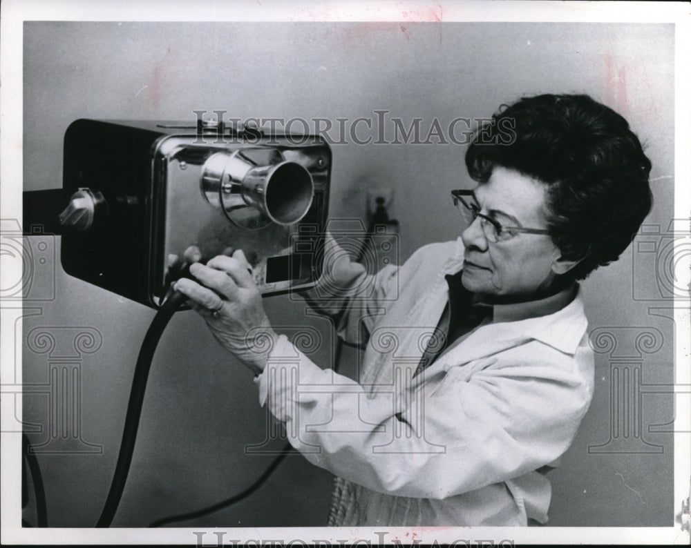 Press Photo Mrs Marguerite Schell Operating Medical Device in Parma - Historic Images