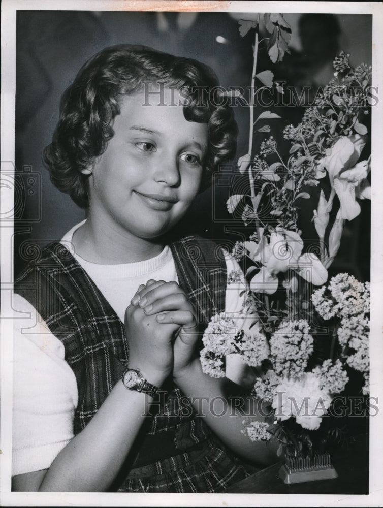 1958 Press Photo Barbara Zoretich, 9, modeling flowers - Historic Images