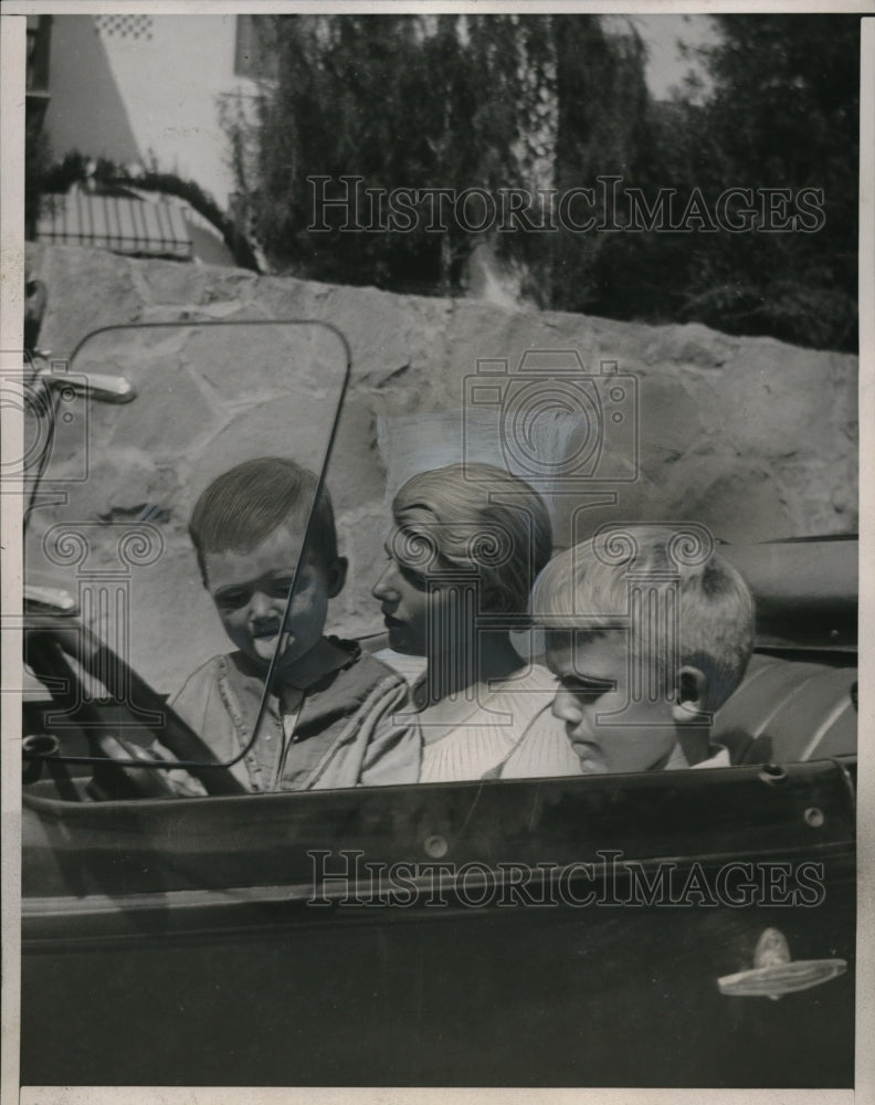 1938 Press Photo Jane Lyon, son Richard and his friend sitting on a car - Historic Images