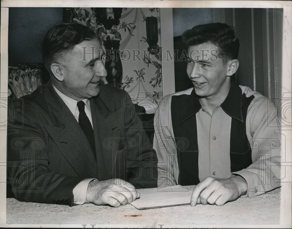 1948 Press Photo Jack Shean interviews George Zoeterman pitching sensation-Historic Images