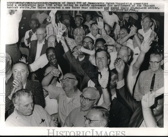 1965 Press Photo Celebration for settlement for the Chicago taxicab strike - Historic Images