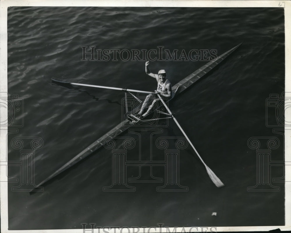 1942 Press Photo Philadelphia Pa Joe Angyal of Ravenswood Boat club in scull - Historic Images